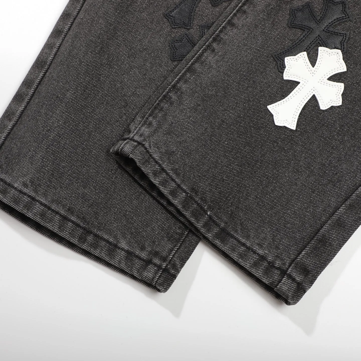 P280 Chrome Hearts city-limited flame black and white leather jeans need to be washed after the finished product is disassembled and hand-made with sheepskin cross leather and then spliced ​​together. The whole piece has too many craftsmanship to explain. The cabinet price is 34W+, the patchwork is decorated with cross flowers, and the high-waisted washed jeans! ! Absolutely high-end luxury products, 8W+ level god-level single products, super popular products, made with top heavy industry, a magic weapon that cannot be missed. About Kroxin This is an extremely luxurious fashion brand, which can also be called the aristocrats of the high street. It has always been an exclusive brand for some hipsters or rich second generation. Compared with ordinary high streets, it is more luxurious and noble. Compared with luxury brands, it has a more fashionable personality and has always been a brand that I have a special liking for. Size: 28 30 32 34 (corresponds to S-XL) Size chart: 28 Waist 76 Pants length 104 Hips 98 30 Waist 80 Pants length 105 Hips 102 32 Waist 84 Pants length 106 Hips 106 34 Waist 88 Pants length 107 Hips 110